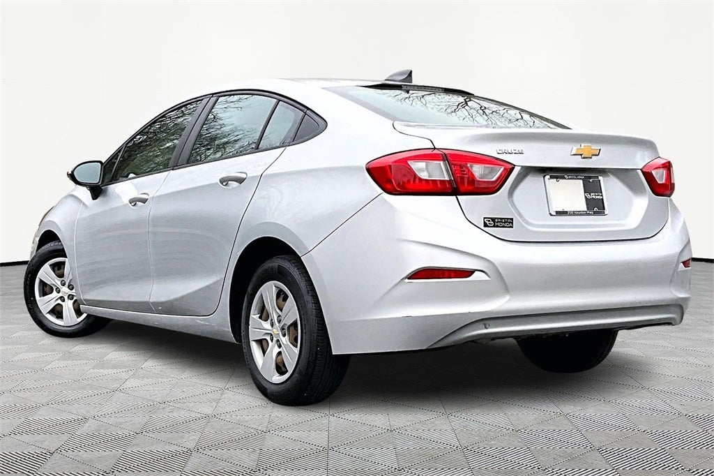 2018 Chevrolet Cruze - Image 2