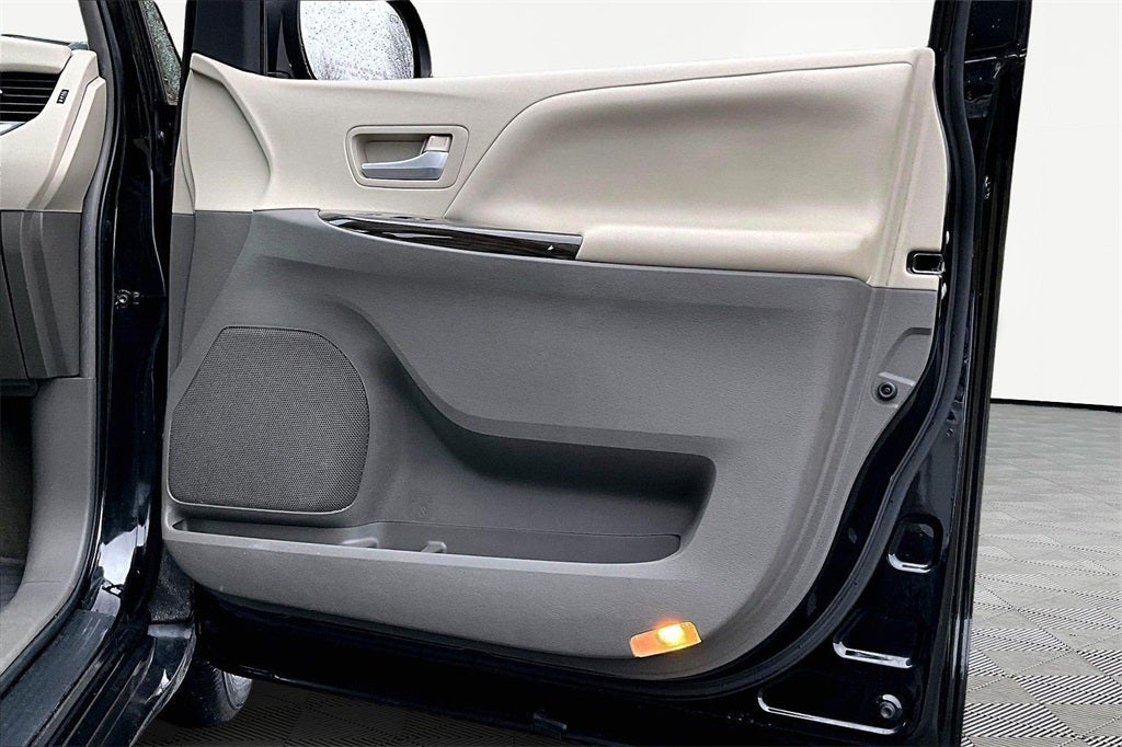 2017 Toyota Sienna XLE Premium 7 Passenger